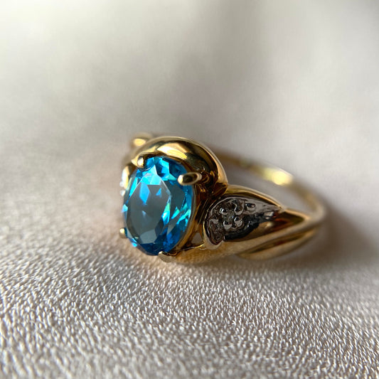Ribbed Blue Topaz Gold Ring